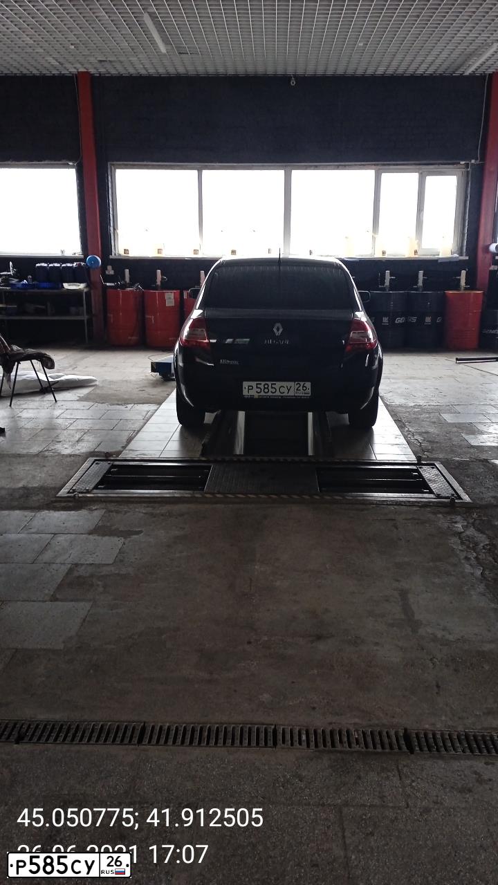 Фото автомобиля RENAULT MEGANE, 2008 — госномер Р585СУ26. Цвет: ЧЕРНЫЙ