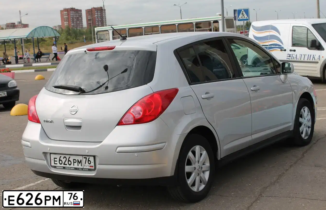 Фото автомобиля NISSАNТIIDА, 2008 — госномер К520АМ76. Цвет: СВЕТЛО-СЕРЫЙ