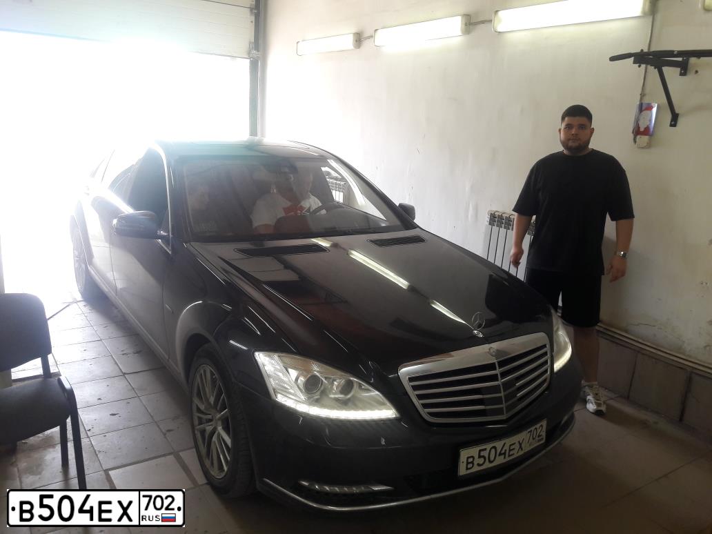 Фото автомобиля MERCEDES S-KLASSE, 2011 — госномер В504ЕХ702. Цвет: ЧЕРНЫЙ