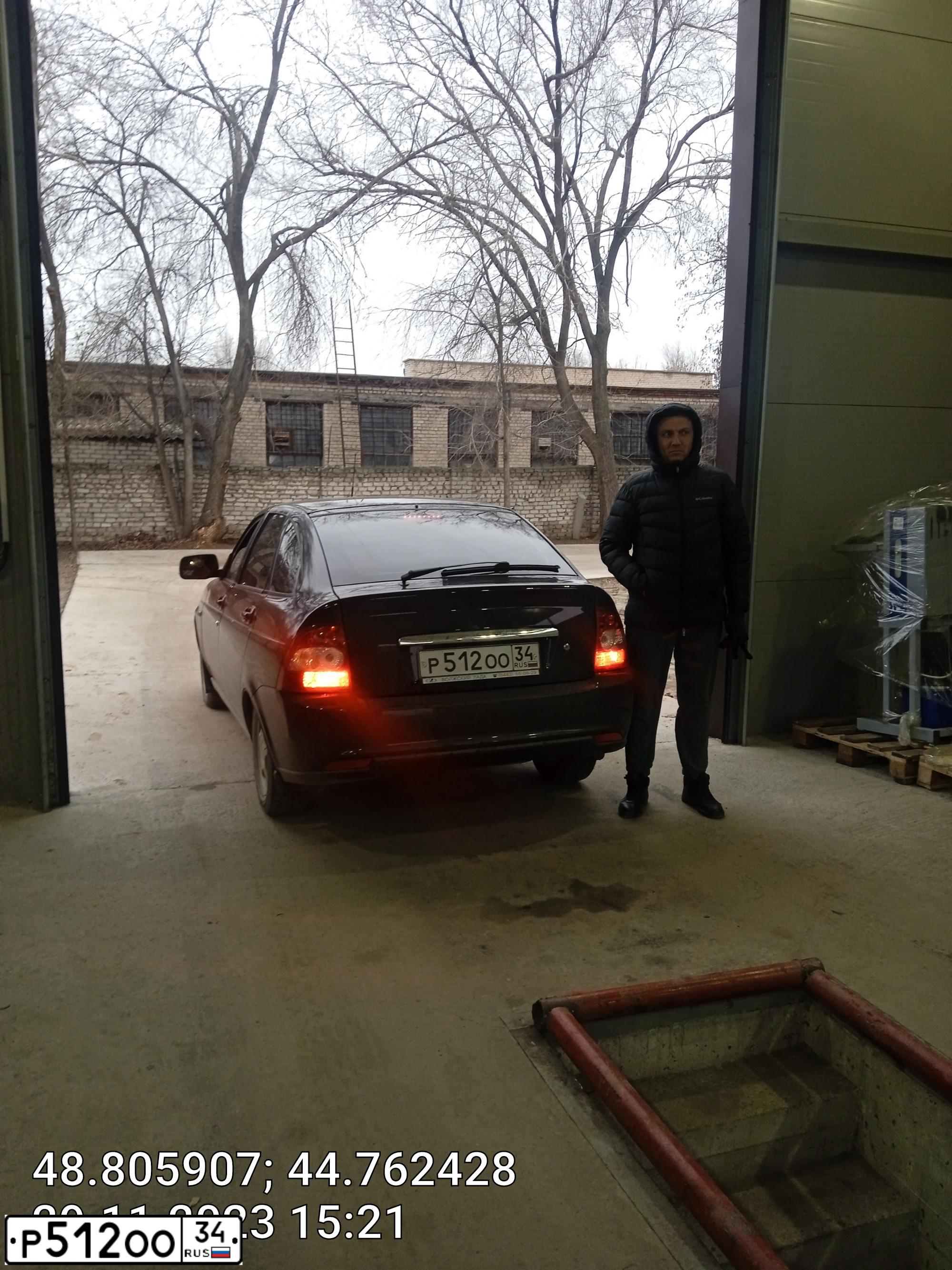 Фото автомобиля LADA 2172 PRIORA, 2010 — госномер Р512ОО34. Цвет: СИНЕ ЧЕРНЫЙ