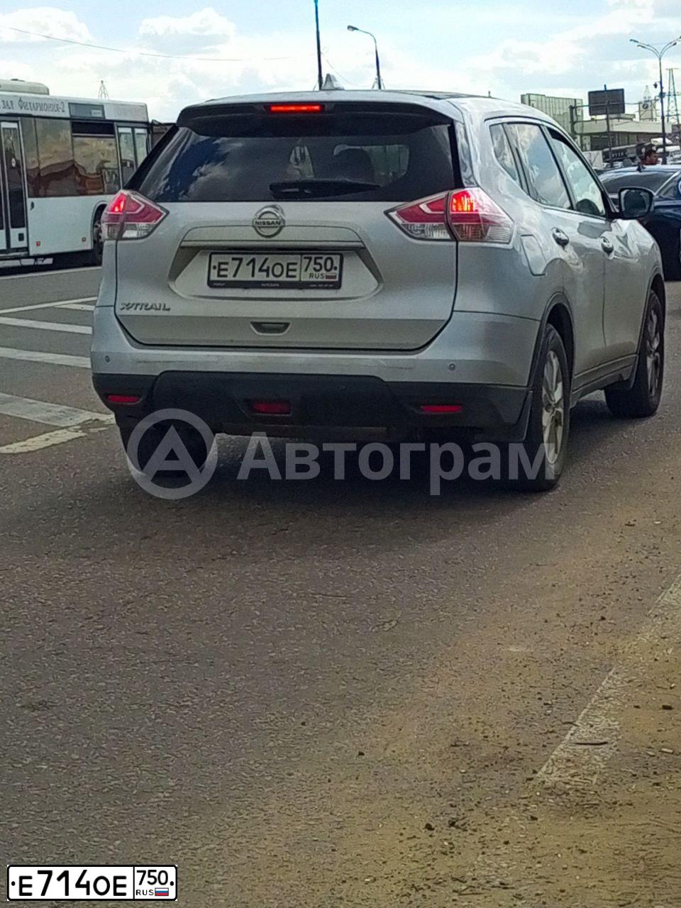 Фото автомобиля NISSAN X-TRAIL, 2017 — госномер Е714ОЕ750. Цвет: СЕРЕБРИСТЫЙ