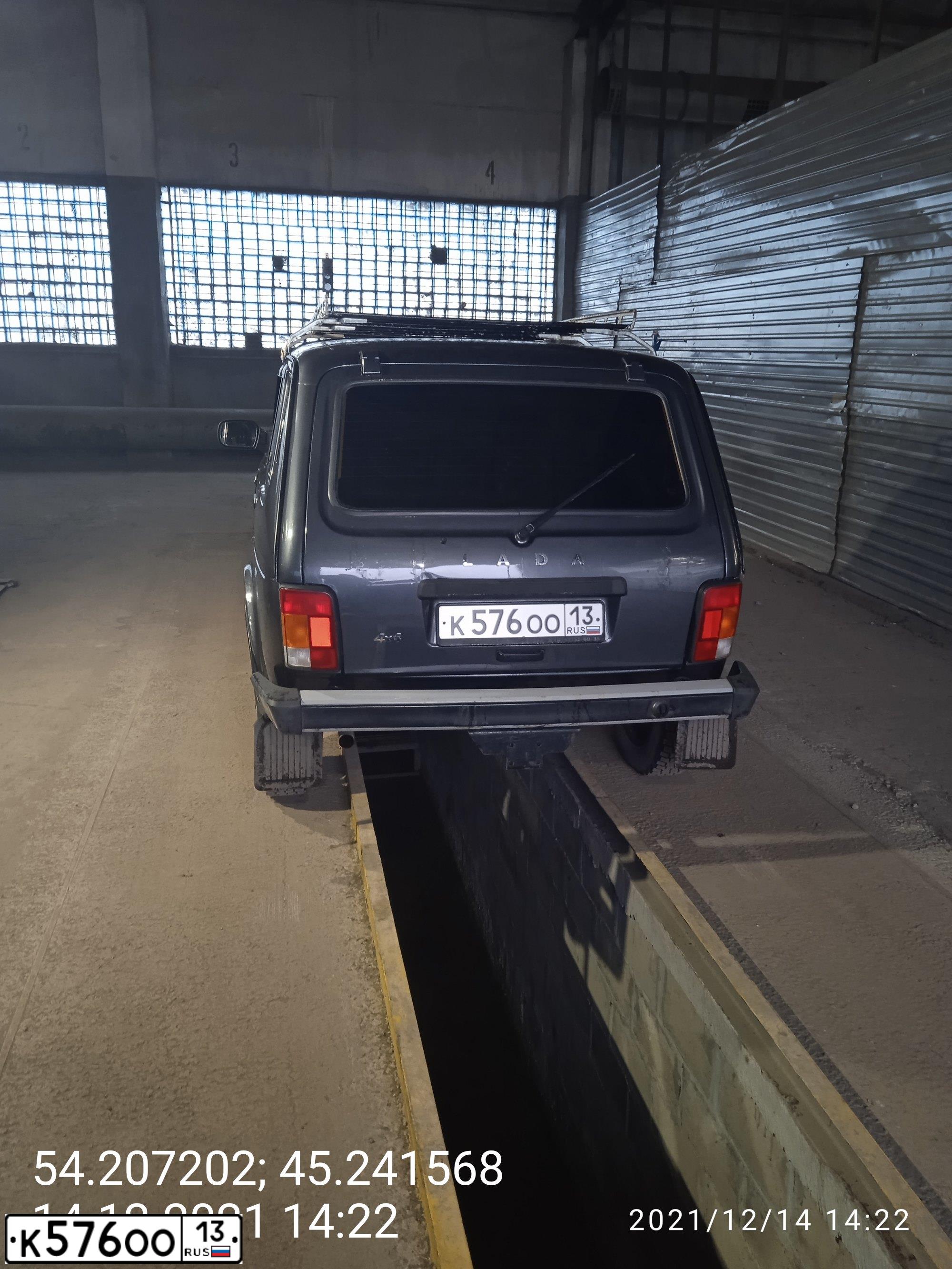Фото автомобиля LADA 2131 NIVA, 2016 — госномер К576ОО13. Цвет: СЕРЕБРИСТО-ТЕМНО-СЕРЫЙ