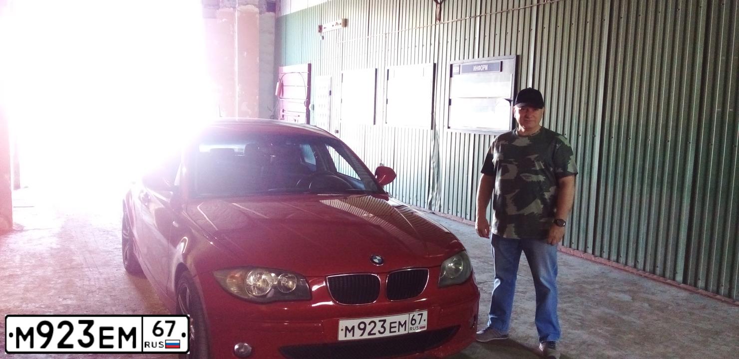 Фото автомобиля BMW SERIE 1, 2010 — госномер Е248УС790. Цвет: Красный