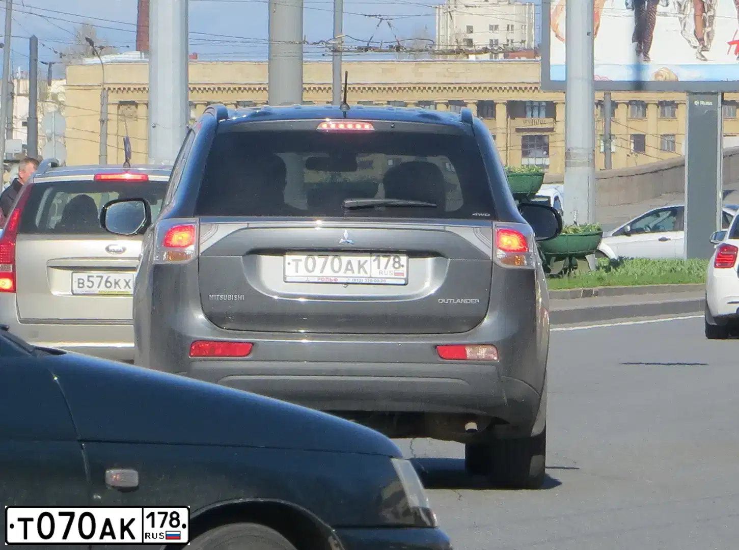 Фото автомобиля MITSUBISHI OUTLANDER, 2014 — госномер Т070АК178. Цвет: СЕРЫЙ