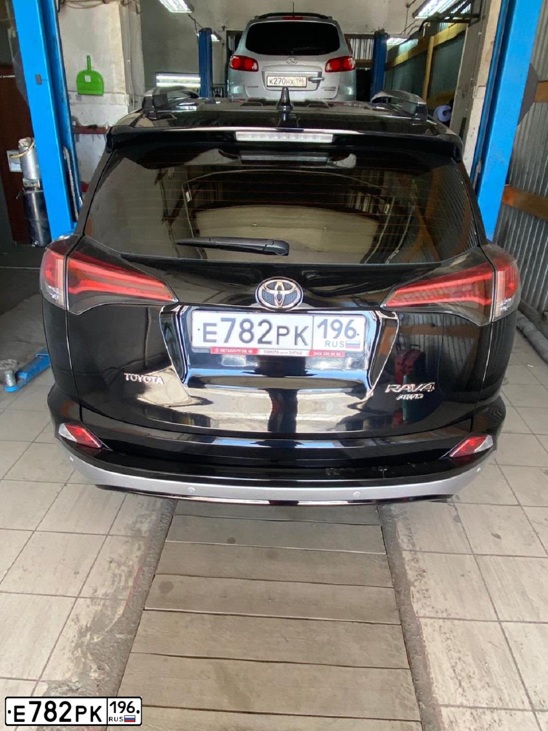 Фото автомобиля TOYOTA RAV4, 2017 — госномер Е782РК196. Цвет: ЧЕРНЫЙ