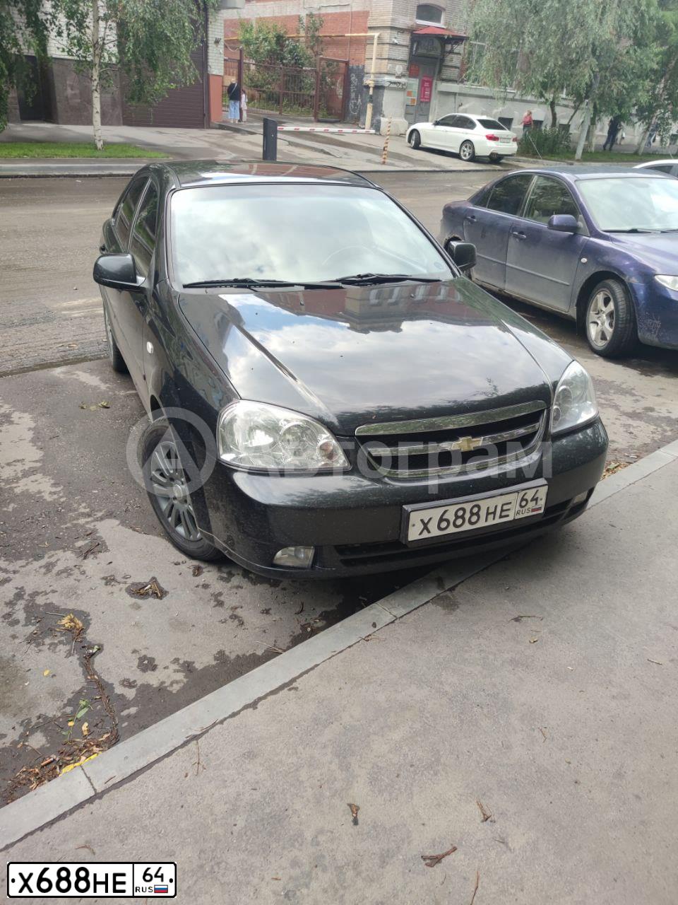 Фото автомобиля CHEVROLET LACETTI, 2011 — госномер Х688НЕ64. Цвет: ЧЕРНЫЙ