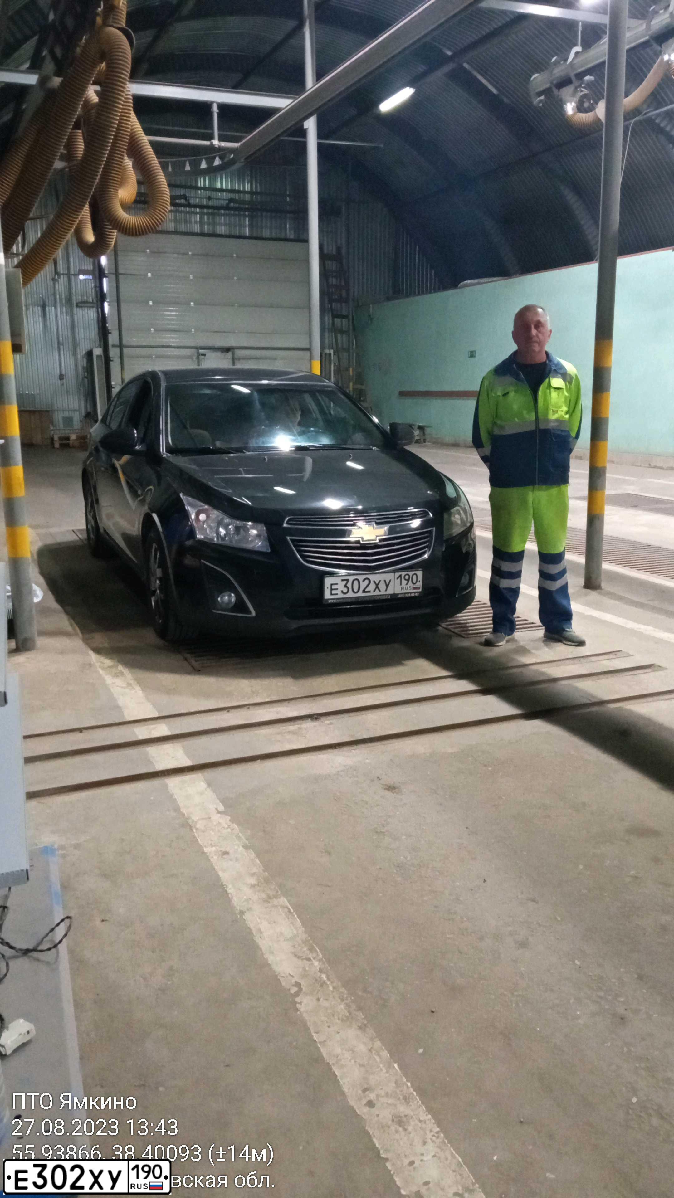 Фото автомобиля CHEVROLET CRUZE, 2012 — госномер Е302ХУ190. Цвет: ЧЕРНЫЙ МЕТАЛЛИК