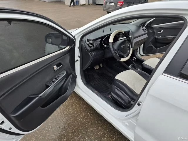 Фото автомобиля KIA RIO, 2015 — госномер Р584ТТ62. Цвет: Белый