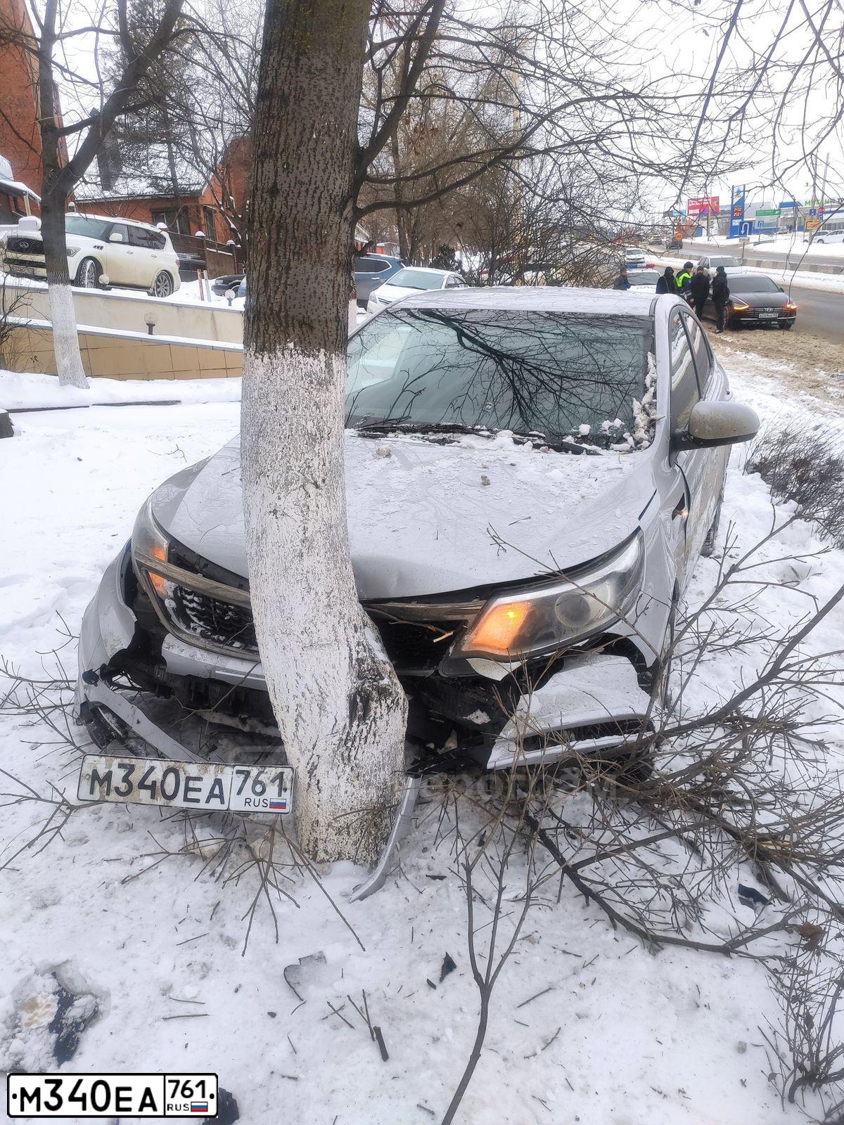 Фото автомобиля KIA RIO, 2016 — госномер М340ЕА761. Цвет: Серебристый
