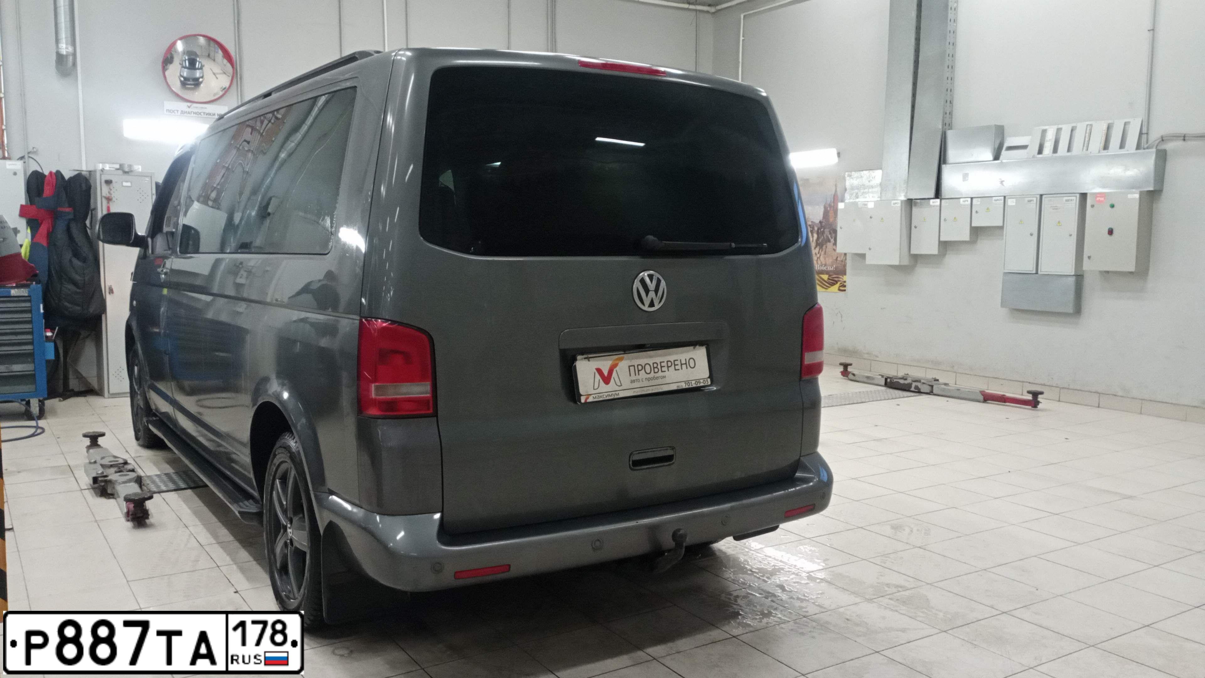 Фото автомобиля VOLKSWAGEN MULTIVAN, 2010 — госномер Р887ТА178. Цвет: СЕРЫЙ