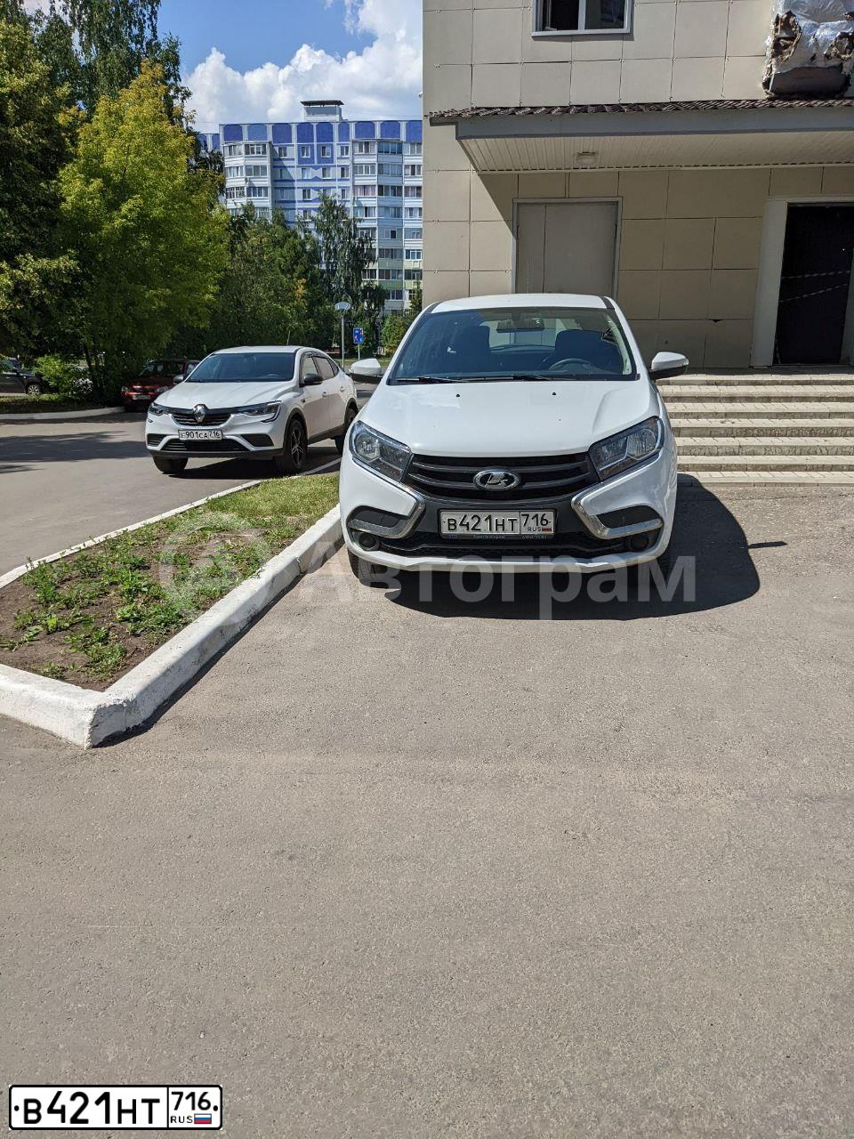 Фото автомобиля LADA XRAY, 2019 — госномер В421НТ716. Цвет: Белый