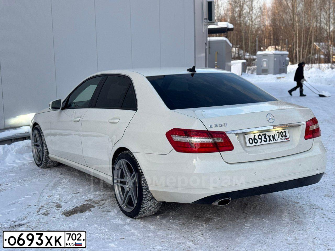 Фото автомобиля MERCEDES E-KLASSE, 2010 — госномер О693ХК702. Цвет: Белый