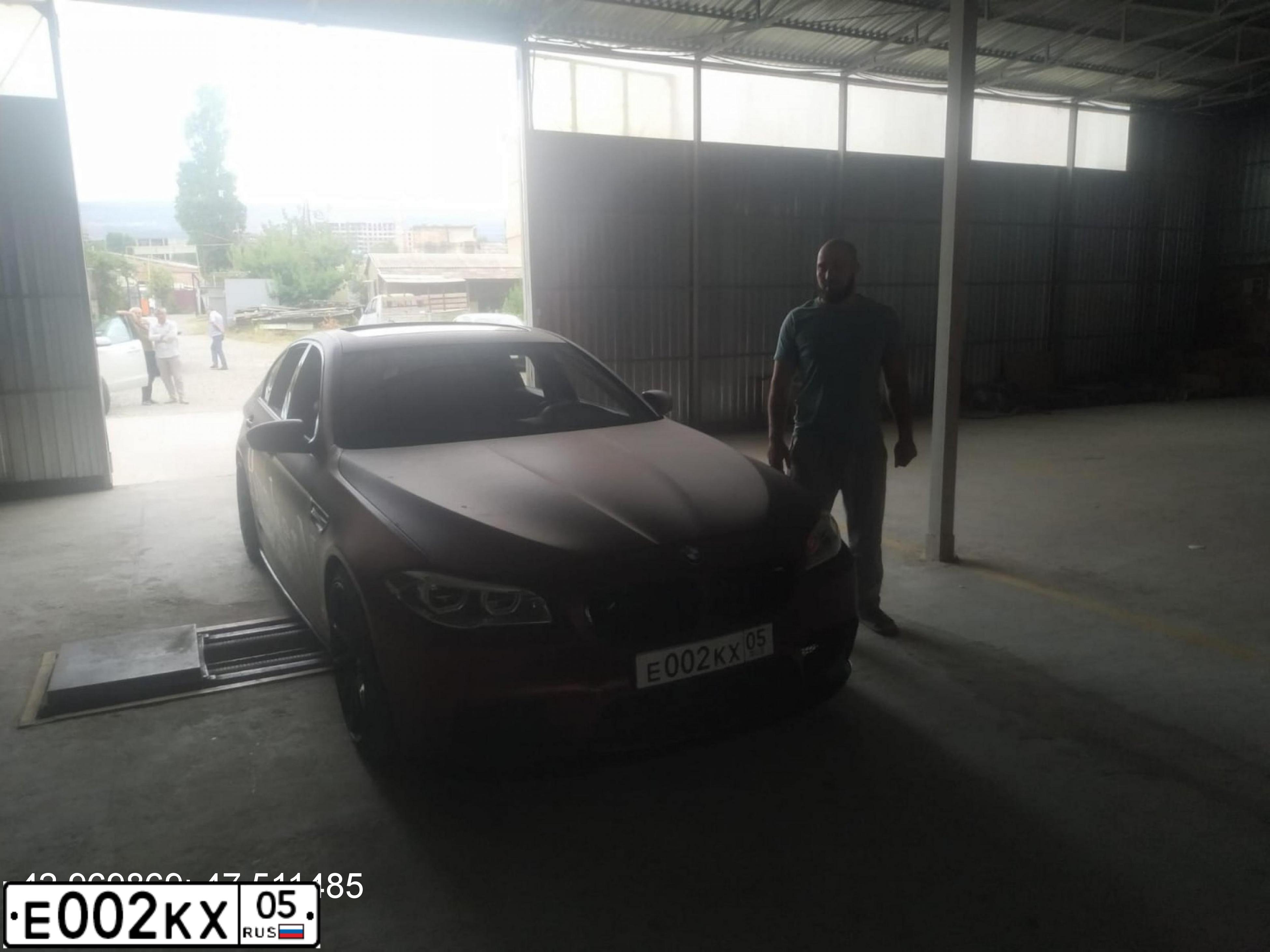 Фото автомобиля BMW SERIE 5, 2011 — госномер Т088УТ05. Цвет: ОРАНЖЕВЫЙ