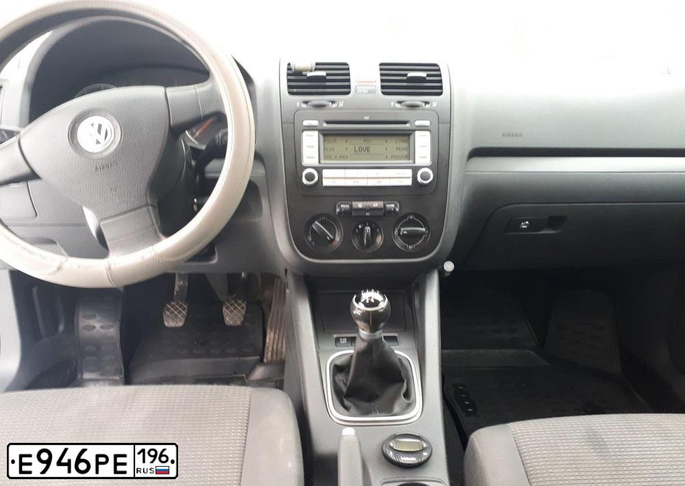 Фото автомобиля VOLKSWAGEN JETTA, 2008 — госномер Е946РЕ196. Цвет: ТЕМНО-СИНИЙ