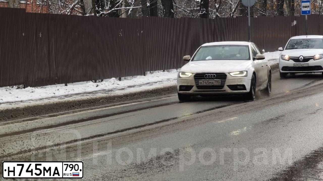Фото автомобиля AUDI A4, 2014 — госномер Н745МА790. Цвет: Белый