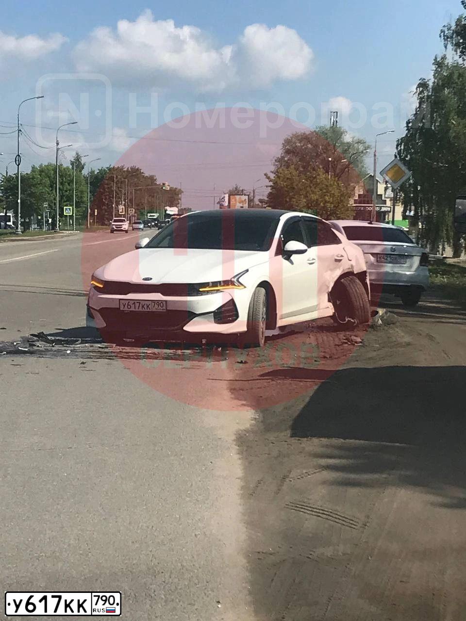 Фото автомобиля KIA K5, 2021 — госномер К981АА550. Цвет: Белый