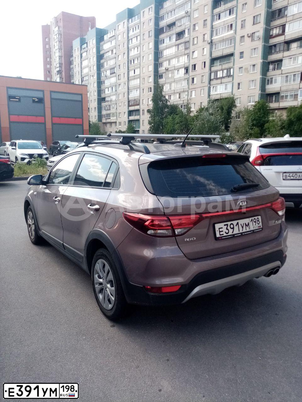 Фото автомобиля KIA RIO, 2020 — госномер Е391УМ198. Цвет: Коричневый
