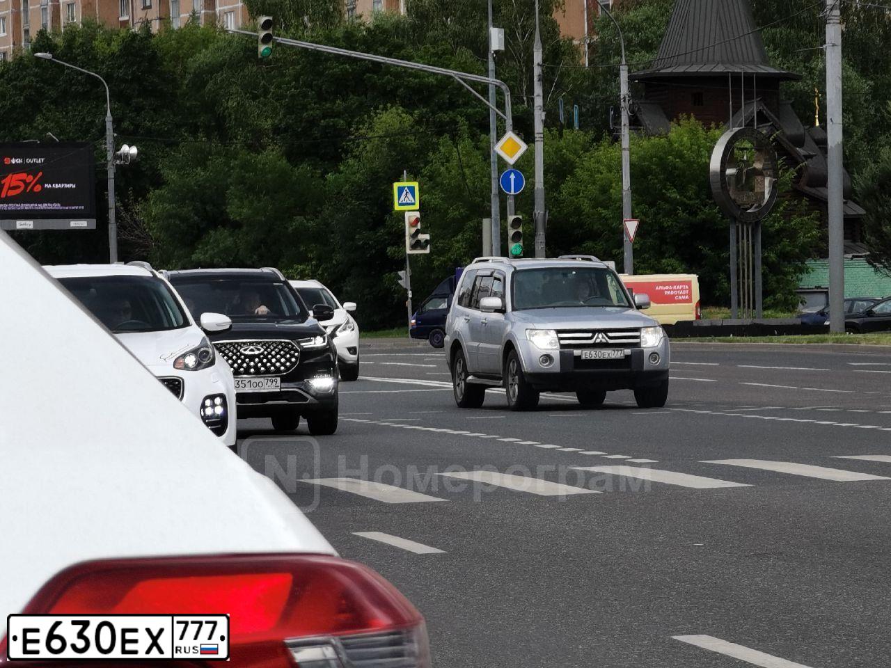 Фото автомобиля MITSUBISHI PAJERO, 2008 — госномер Е630ЕХ777. Цвет: СЕРЫЙ