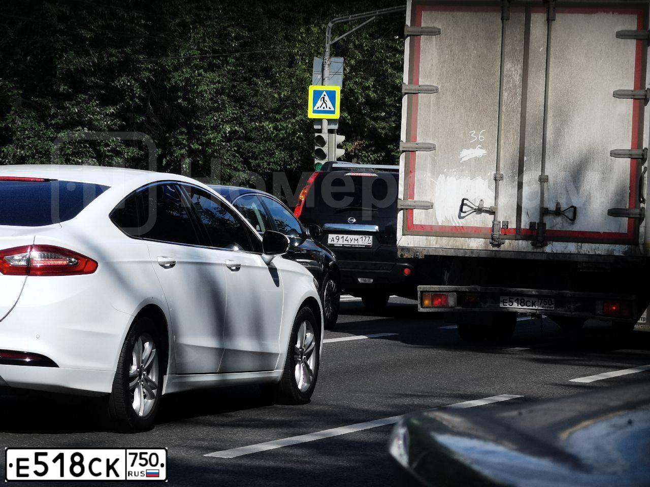 Фото автомобиля ISUZU NPR, 2018 — госномер Е518СК750. Цвет: Белый