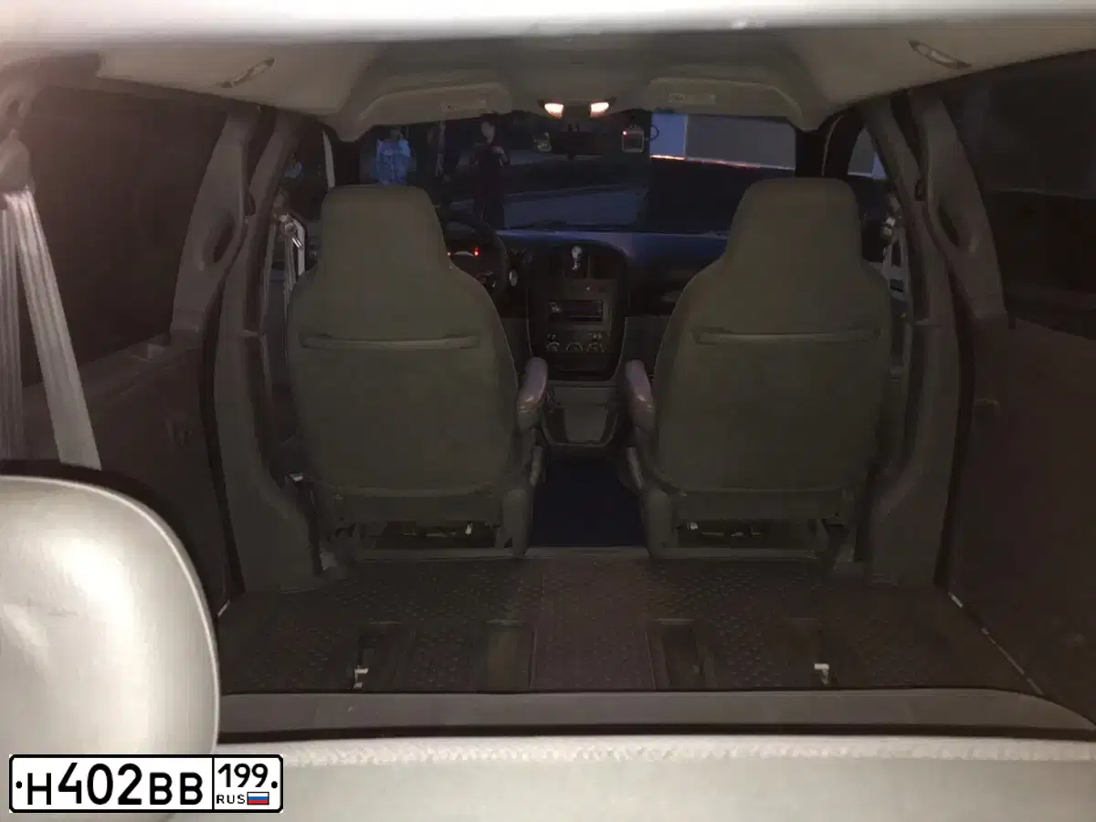 Фото автомобиля DODGE GRAND CARAVAN, 2003 — госномер Н402ВВ199. Цвет: Белый