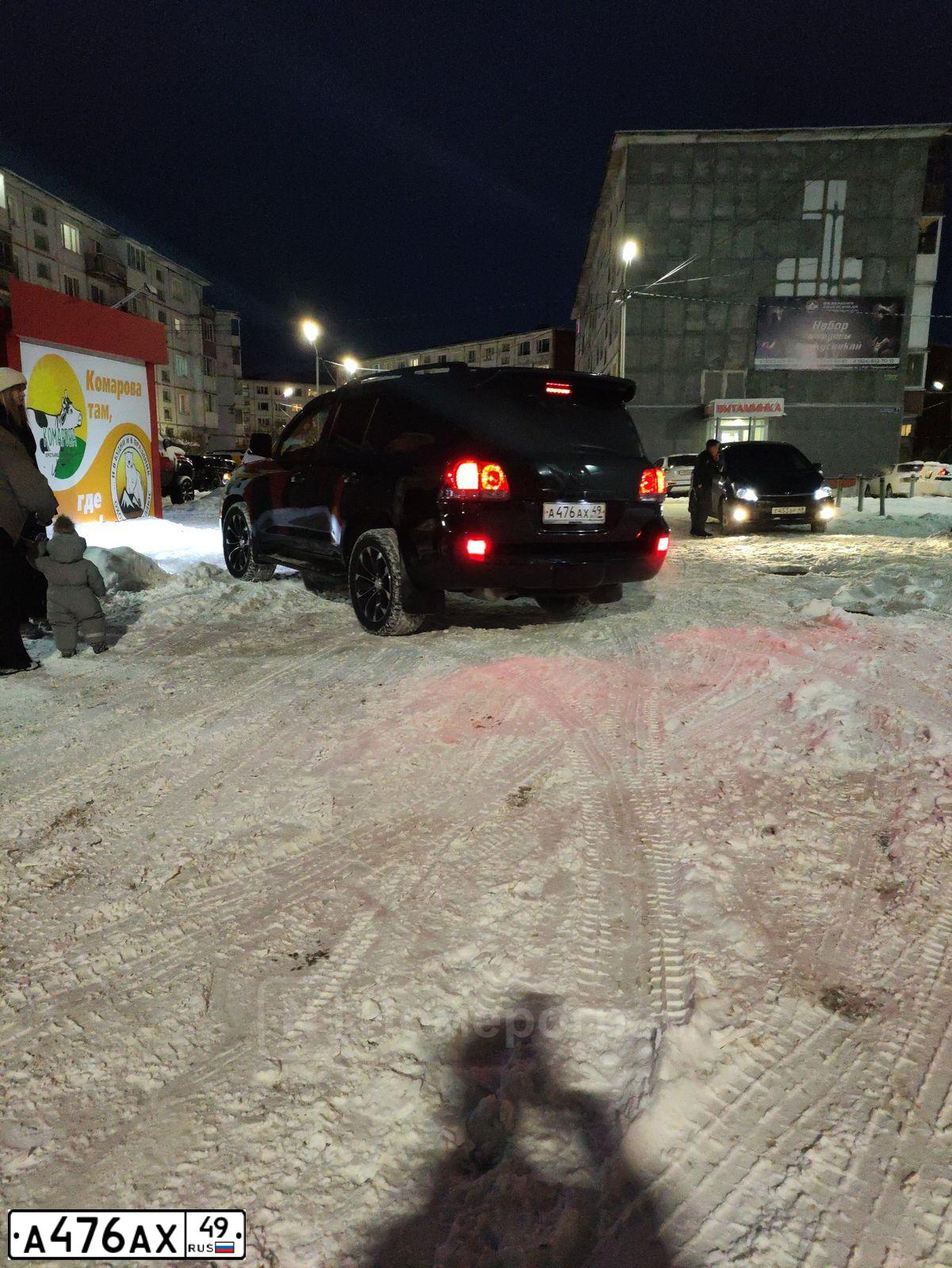 Фото автомобиля TOYOTA LANDCRUISER 200, 2008 — госномер А476АХ49. Цвет: ЧЕРНЫЙ