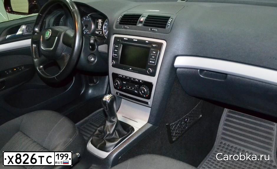 Фото автомобиля SKODA OCTAVIA, 2009 — госномер Е236СТ82. Цвет: БОРДОВЫЙ