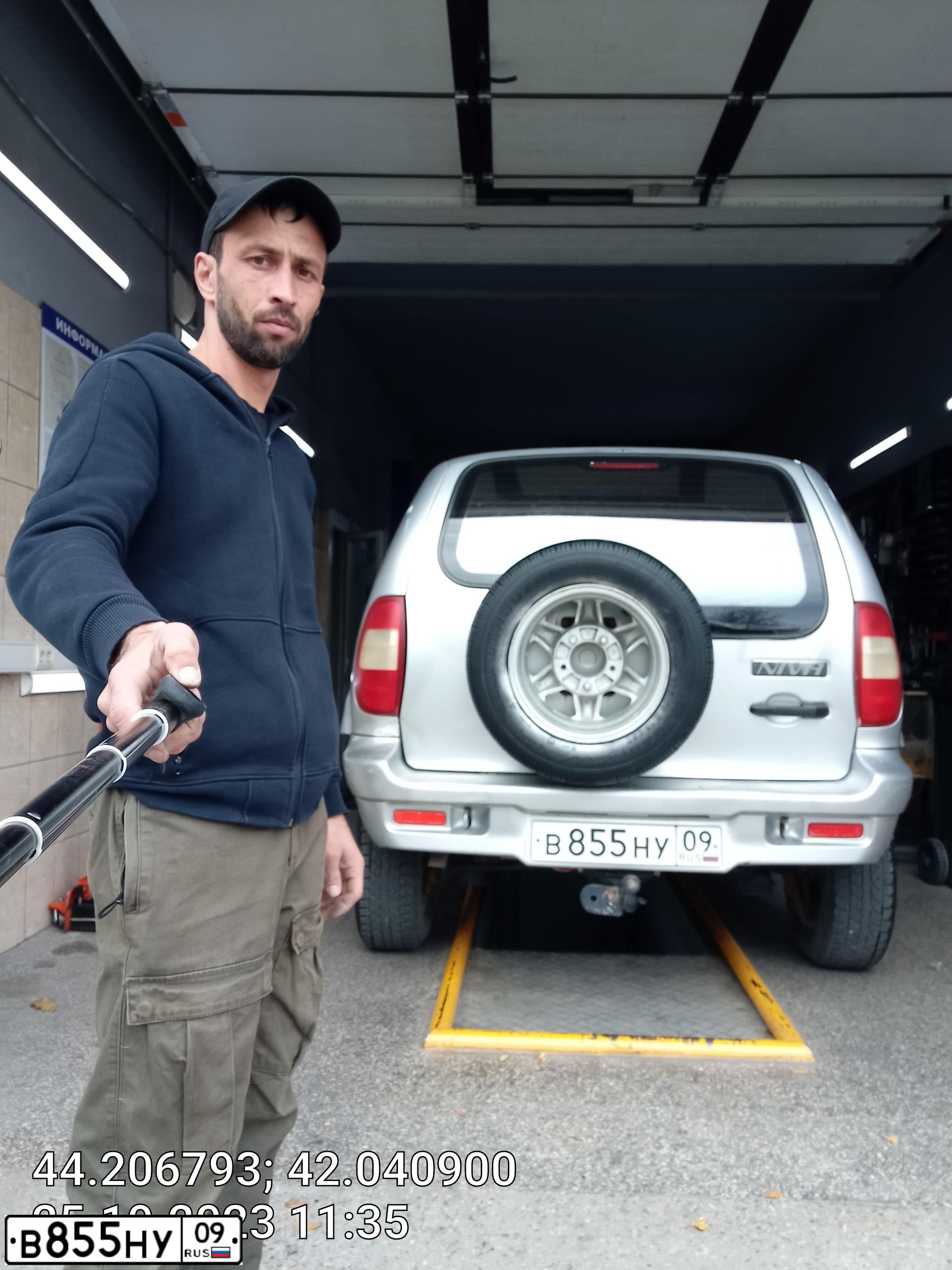 Фото автомобиля CHEVROLET NIVA, 2004 — госномер Т901ОА193. Цвет: Светло-серебристый металик