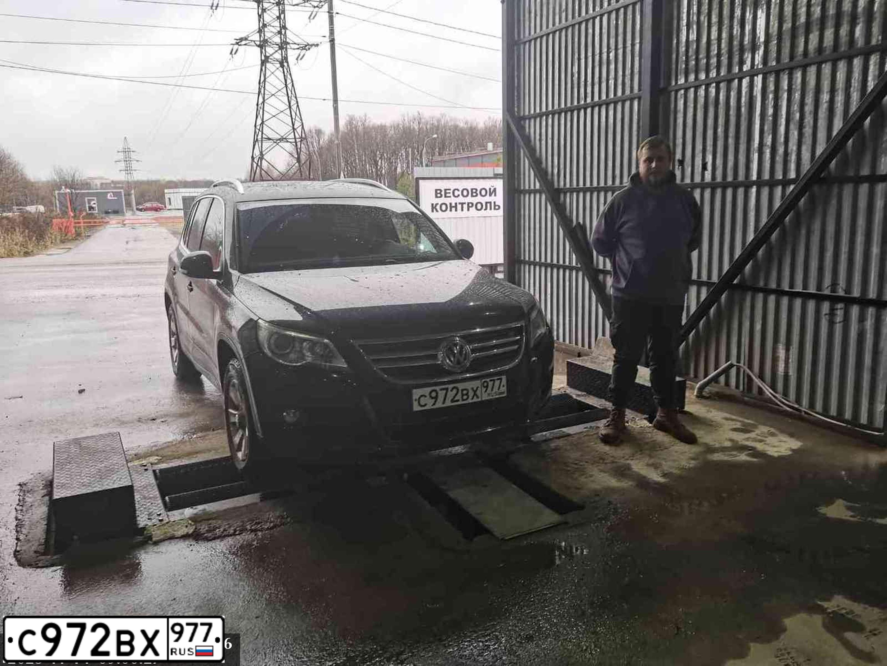 Фото автомобиля VOLKSWAGEN TIGUAN, 2011 — госномер М007ОО97. Цвет: ЧЕРНЫЙ