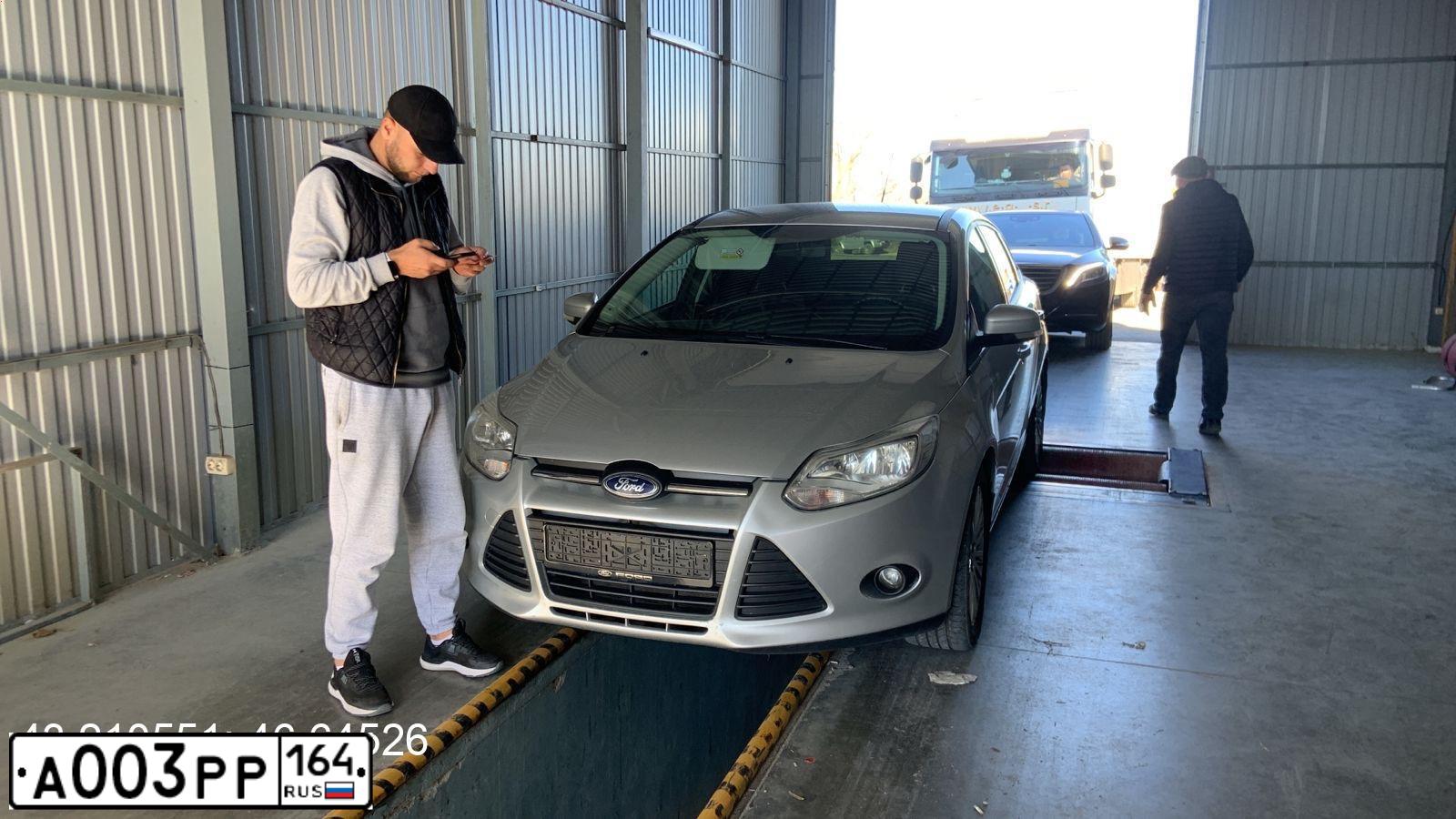 Фото автомобиля FORD FOCUS, 2012 — госномер А003РР164. Цвет: СЕРЕБРИСТЫЙ