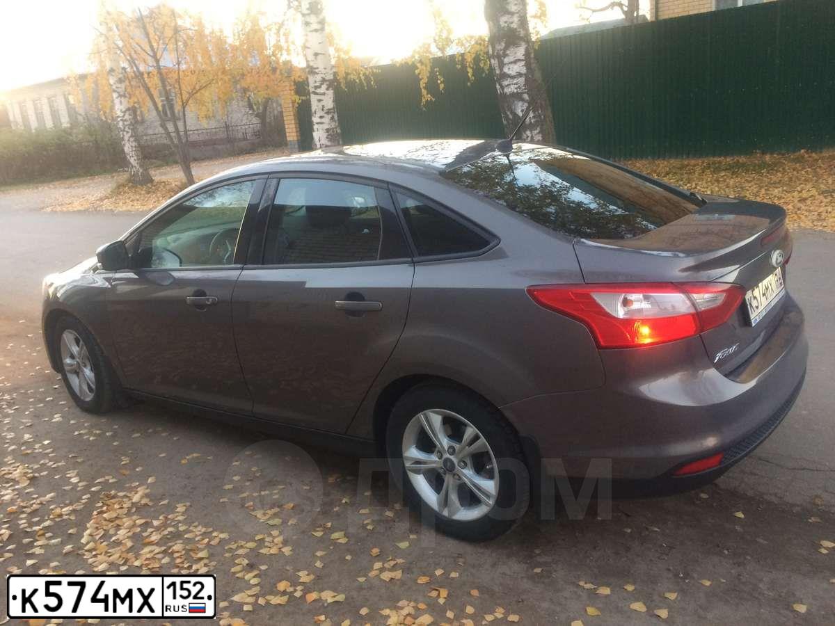 Фото автомобиля FORD FOCUS, 2012 — госномер О135РС152. Цвет: СЕРО-КОРИЧНЕВЫЙ
