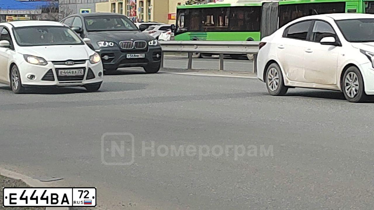Фото автомобиля FORD FOCUS, 2014 — госномер Е444ВА72. Цвет: БЕЛЫЙ