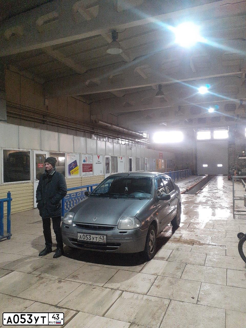 Фото автомобиля RENAULT CLIO, 2001 — госномер Е710ЕМ11