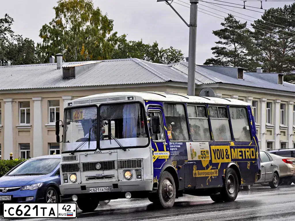 Фото автомобиля PAZ 3205, 2005 — госномер С621ТА42. Цвет: Бело-Синий