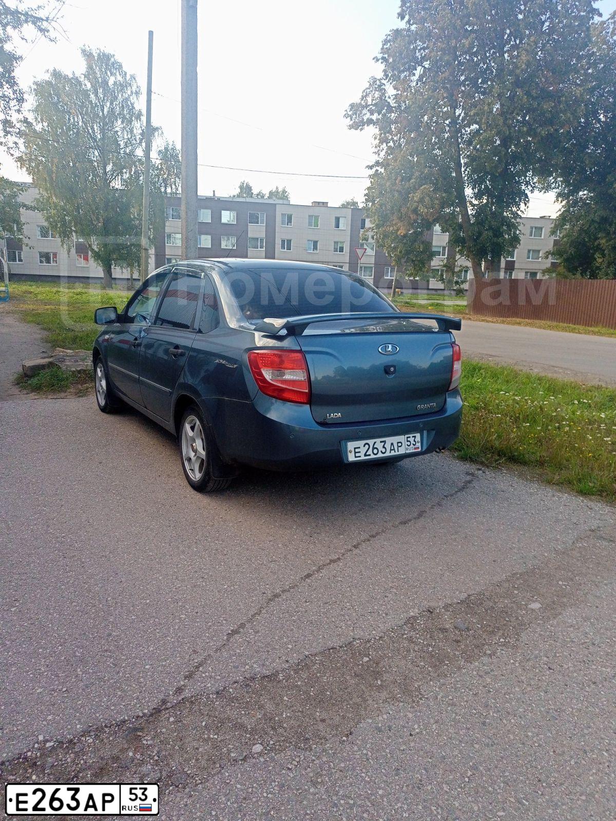 Фото автомобиля LADA 2190 GRANTA, 2013 — госномер Е263АР53. Цвет: СЕРО-СИНИЙ