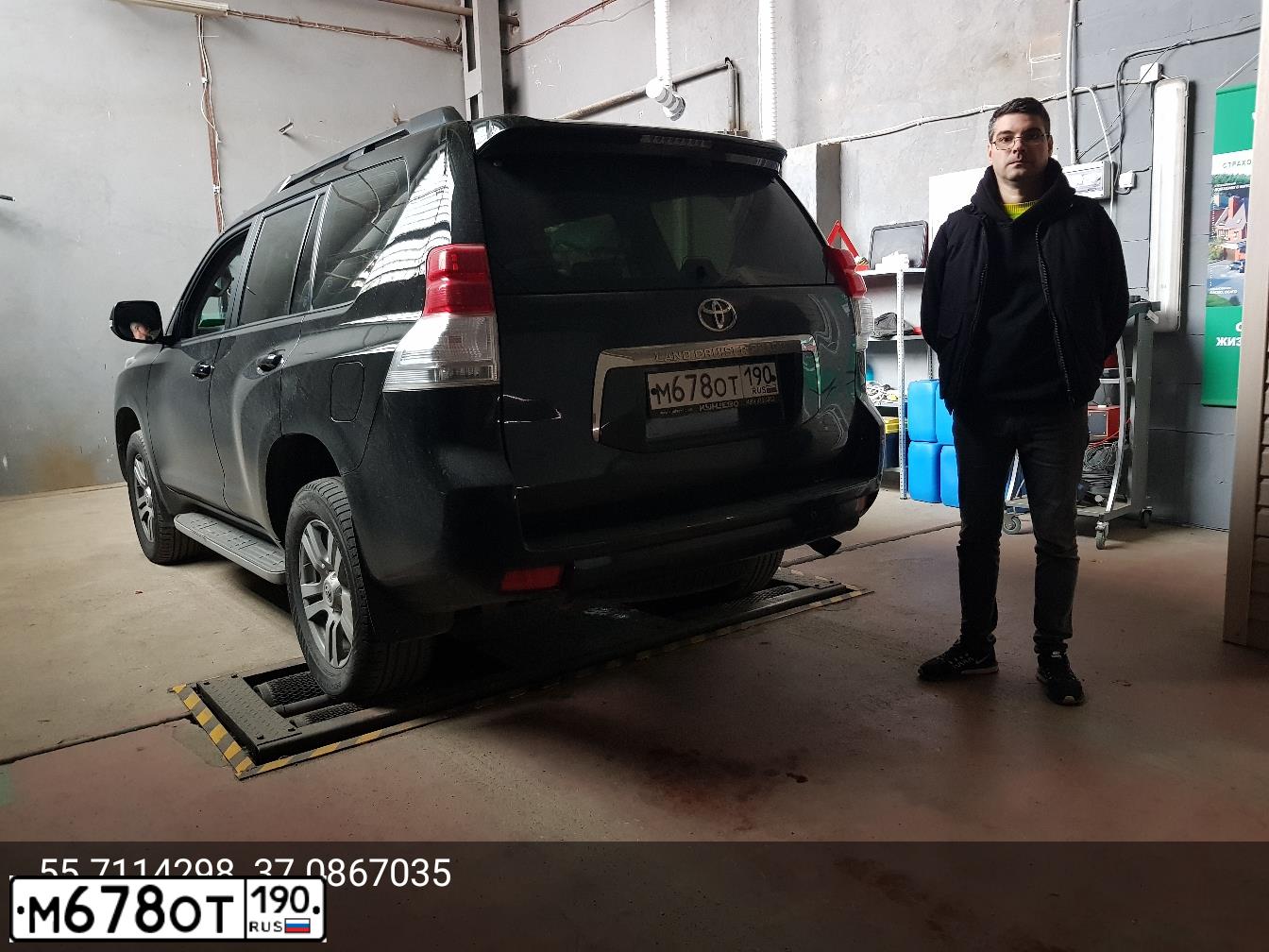 Фото автомобиля TOYOTA LANDCRUISER, 2011 — госномер М678ОТ190. Цвет: ЧЕРНЫЙ