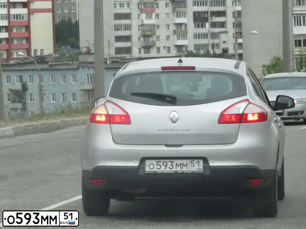 Фото автомобиля RENAULT MEGANE, 2013 — госномер О303ОС32. Цвет: СВЕТЛО-СЕРЫЙ