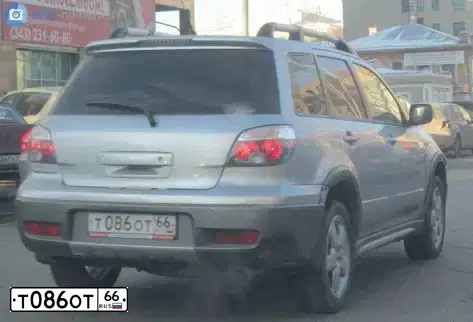 Фото автомобиля MITSUBISHI OUTLANDER, 2004 — госномер С060СС55. Цвет: СВЕТЛО-СЕРЫЙ