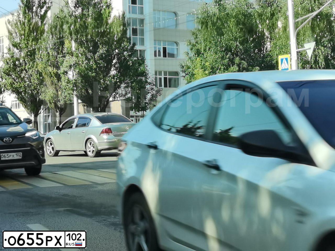 Фото автомобиля RENAULT SANDERO, 2013 — госномер О655РХ102. Цвет: БЕЖЕВЫЙ
