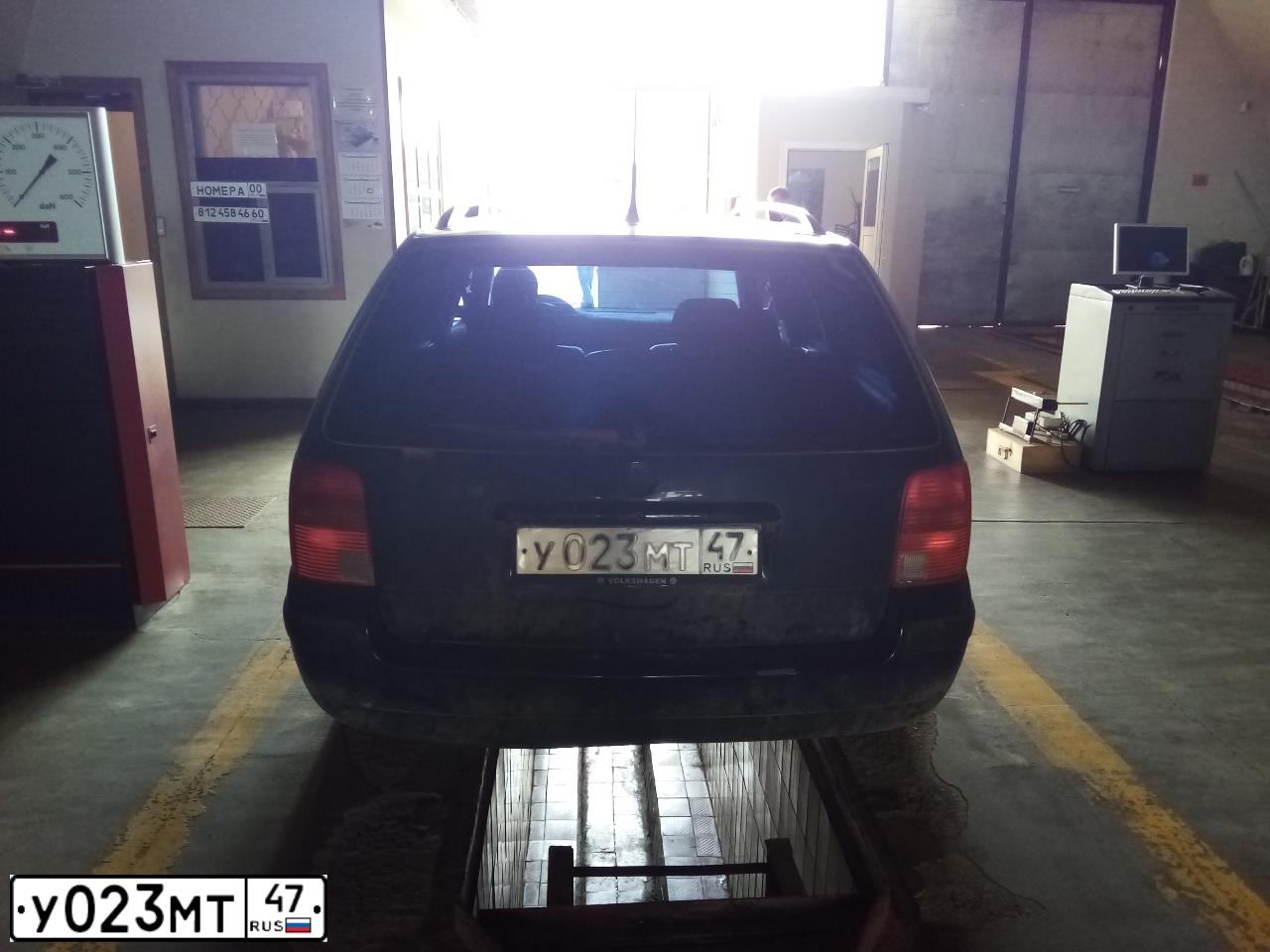 Фото автомобиля VOLKSWAGEN PASSAT, 1998 — госномер У023МТ47. Цвет: СИНИЙ