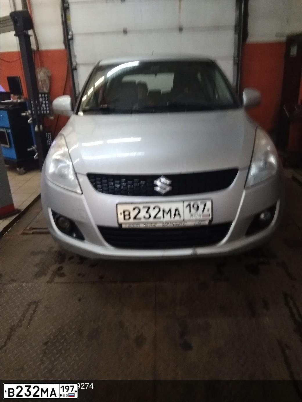 Фото автомобиля SUZUKI SWIFT, 2011 — госномер В232МА197. Цвет: СЕРЫЙ