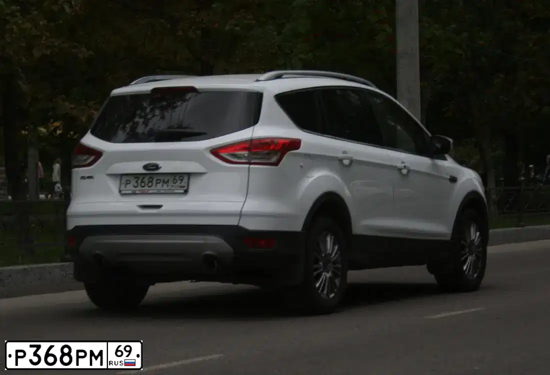 Фото автомобиля FORD KUGA, 2013 — госномер У070КУ761. Цвет: Белый