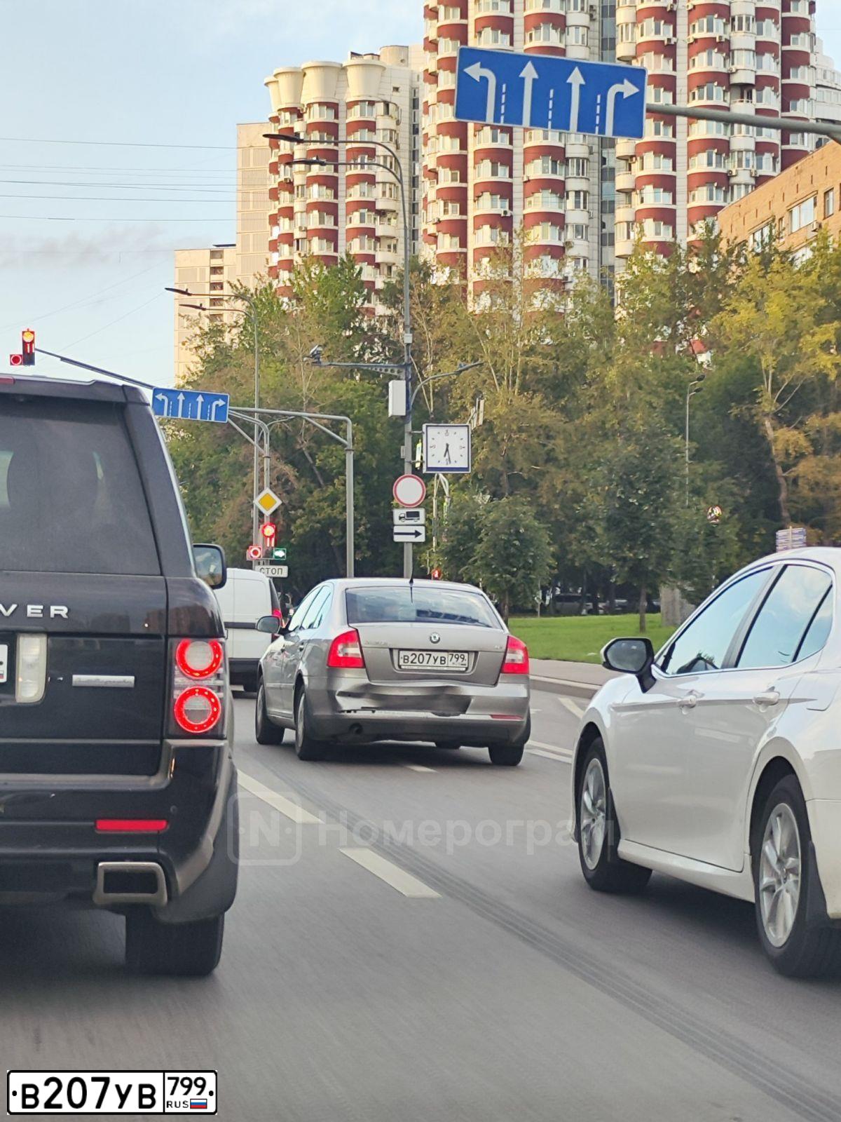 Фото автомобиля SKODA OCTAVIA, 2011 — госномер С056НМ190. Цвет: Серый