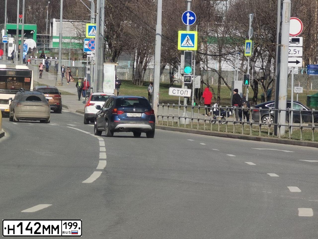Фото автомобиля BMW X1, 2012 — госномер Н142ММ199. Цвет: синий