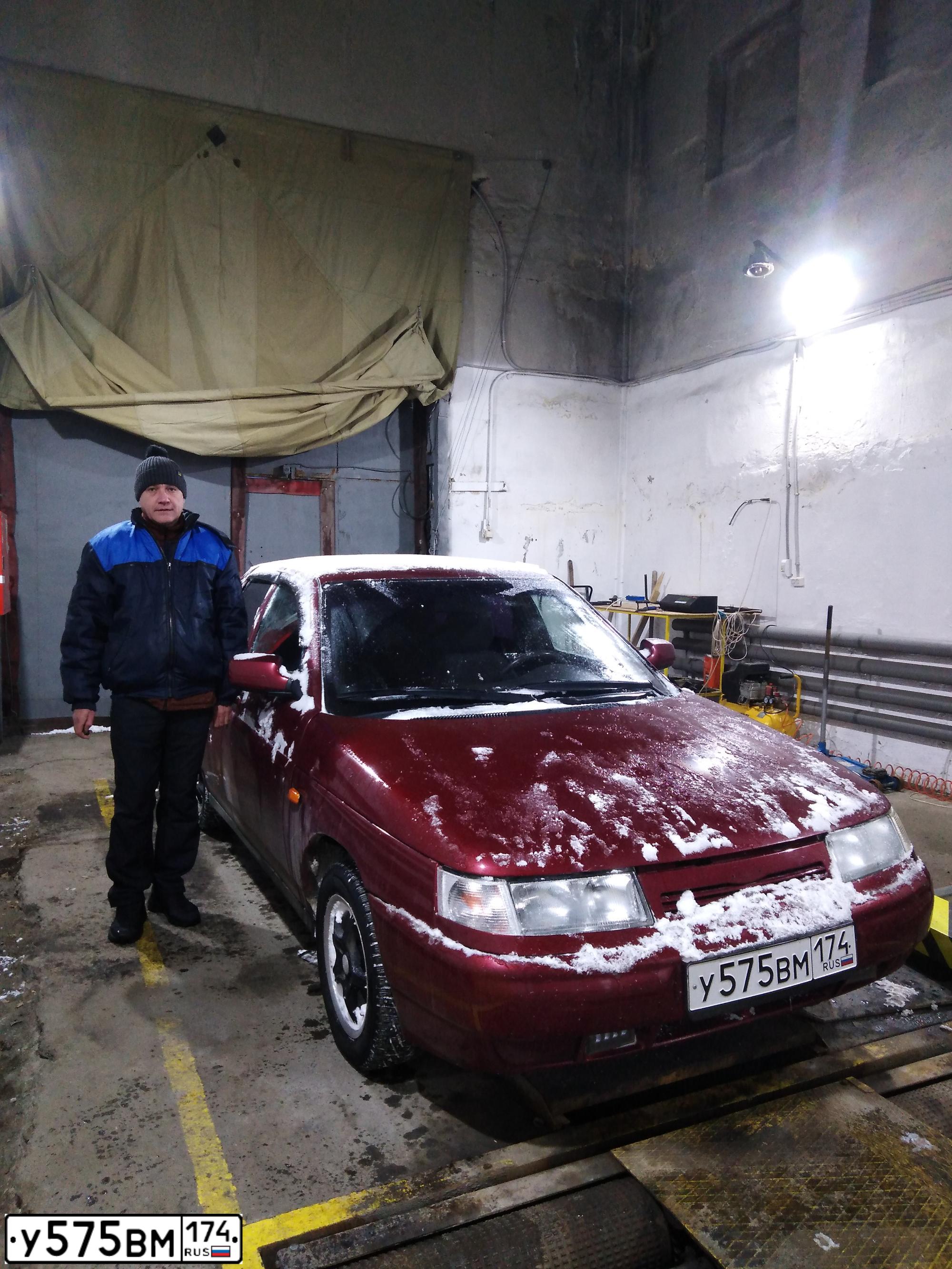 Фото автомобиля LADA 2112, 2008 — госномер Е556ЕА774. Цвет: Красный