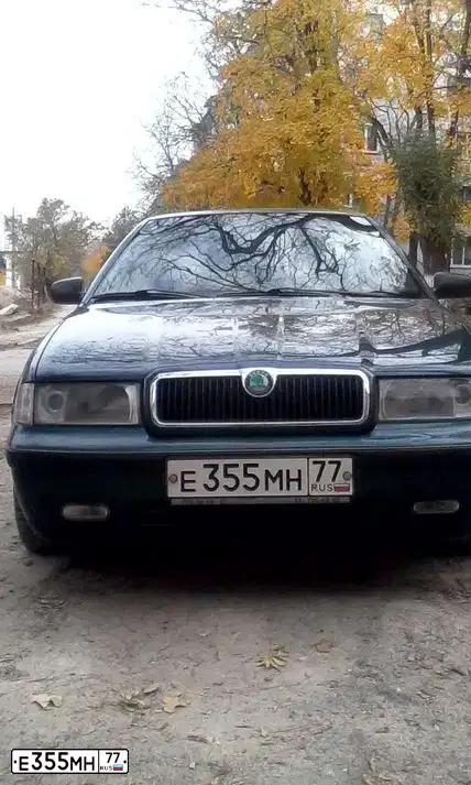 Фото автомобиля LANDROVER RANGE ROVER, 1995 — госномер У963ЕХ178. Цвет: БЕЛЫЙ