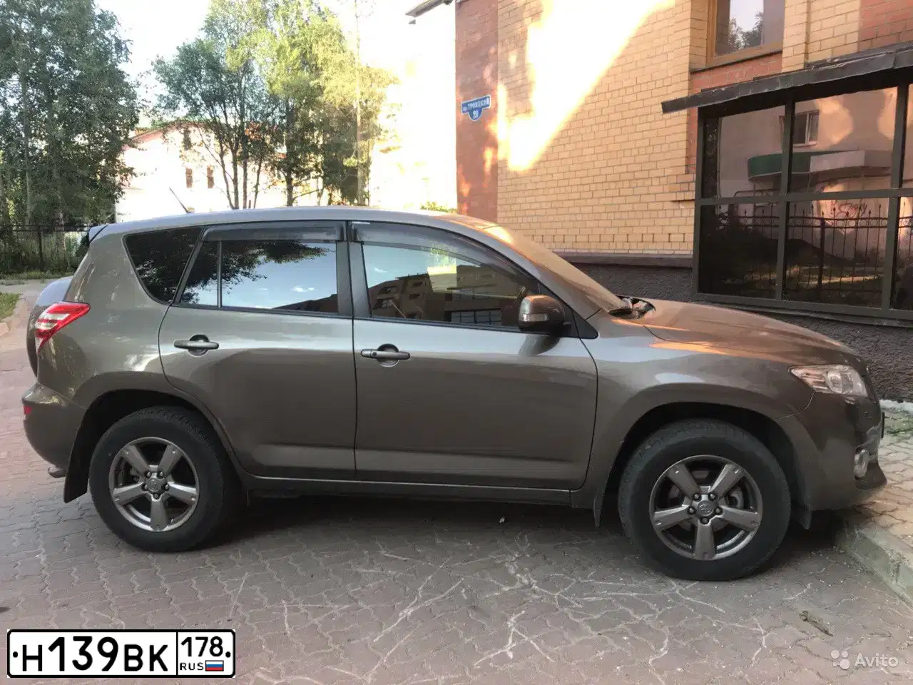 Фото автомобиля TOYOTA RAV4, 2012 — госномер Н139ВК178. Цвет: БРОНЗОВЫЙ
