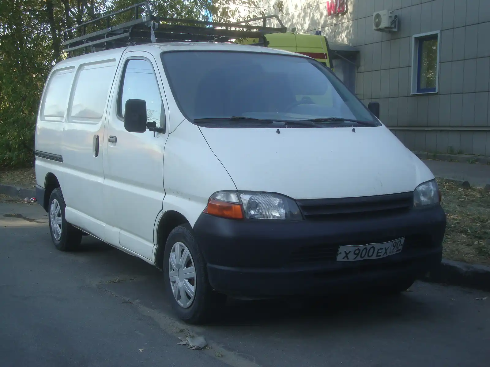 Фото автомобиля TOYOTA HIACE, 2001 — госномер Х900ЕХ90. Цвет: Белый