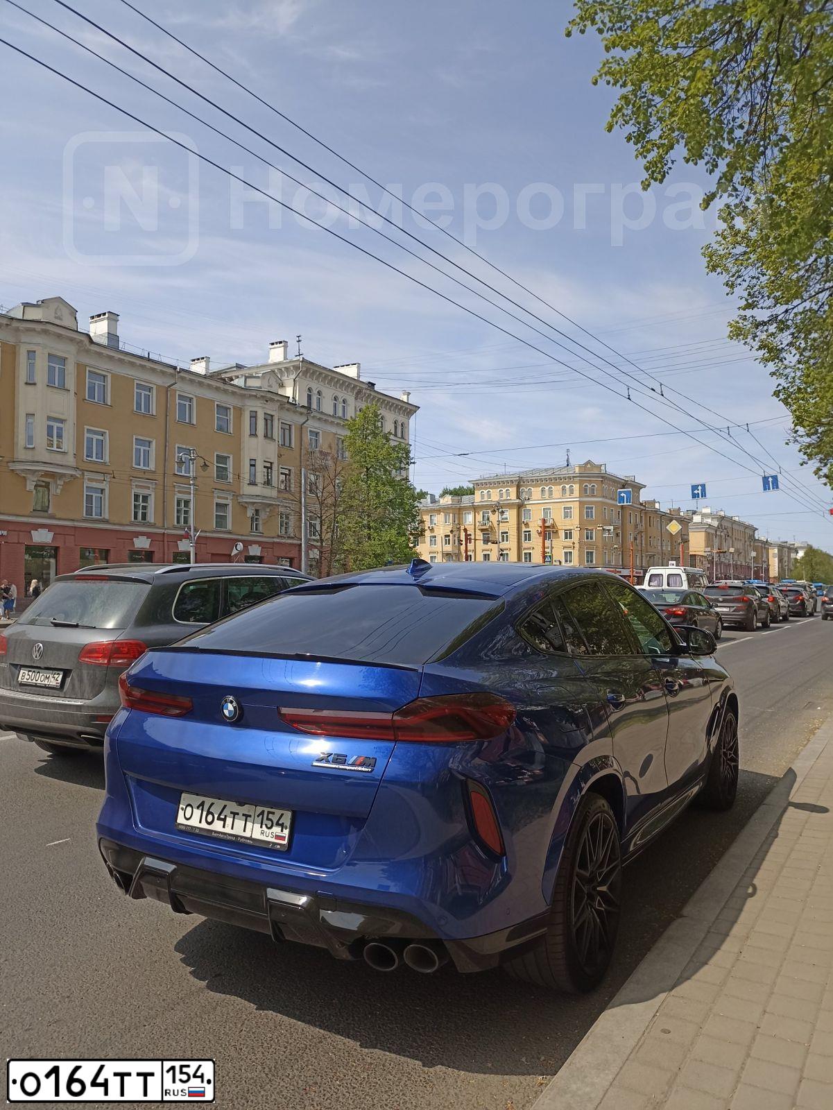 Фото автомобиля BMW X6M, 2020 — госномер О164ТТ154. Цвет: синий