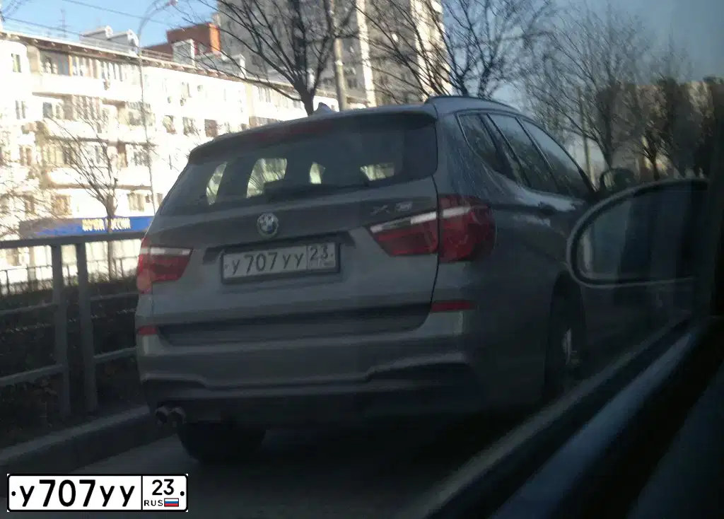 Фото автомобиля BMW X3, 2013 — госномер У707УУ23. Цвет: СЕРЫЙ