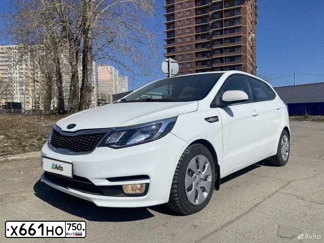 Фото автомобиля KIA RIO, 2016 — госномер Р704ЕК159. Цвет: Белый